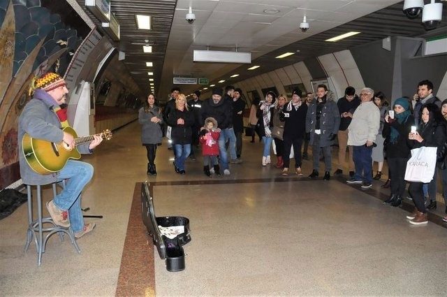 Çelik Taksim metrosunda coşturdu - Resim: 1