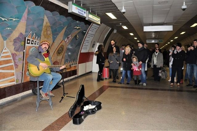 Çelik Taksim metrosunda coşturdu - Resim: 2