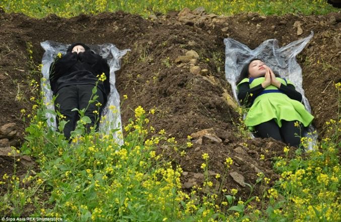 Eşlerinden ayrılan kadınlara ölmeden mezara gir meditasyonu - Resim: 1