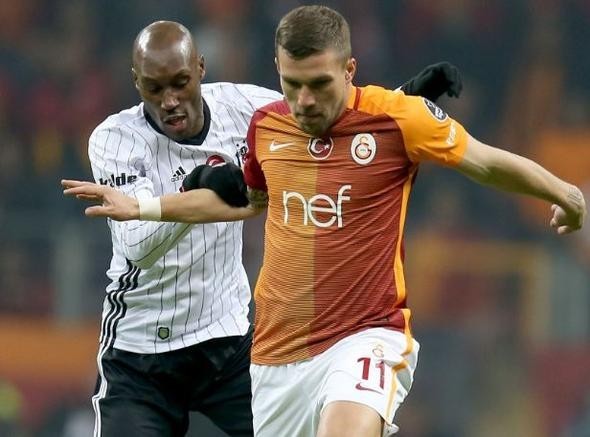 Galatasaray - Beşiktaş derbisinde objektiflere takılan olay görüntü! - Resim: 2