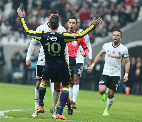 Beşiktaş Fenerbahçe maçında Tosic ile Van Persie gerilimi - Resim: 1