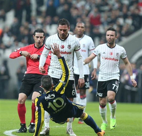 Beşiktaş Fenerbahçe maçında Tosic ile Van Persie gerilimi - Resim: 2