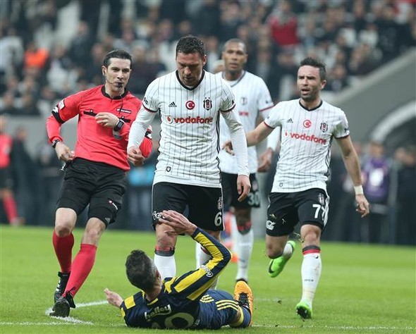 Beşiktaş Fenerbahçe maçında Tosic ile Van Persie gerilimi - Resim: 3