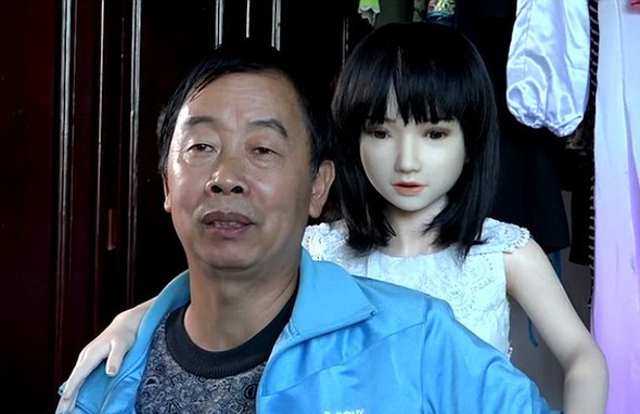 Çin’de yedi şişme kadınla beraber yaşayan 58 yaşındaki bir adam ve oğlu - Resim: 1