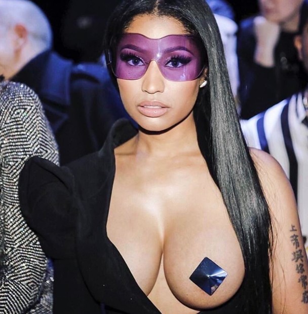 Nicki Minaj tek göğsünü açık bıraktı - Resim: 1