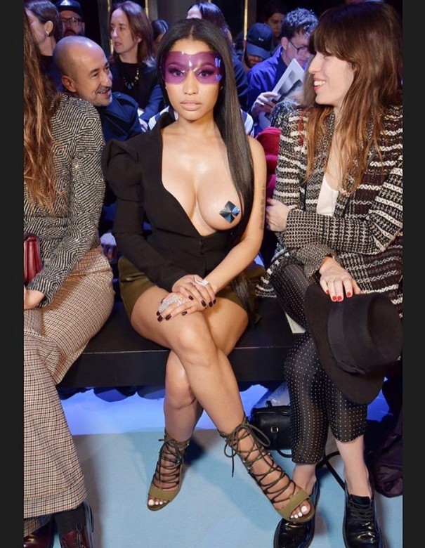 Nicki Minaj tek göğsünü açık bıraktı - Resim: 2