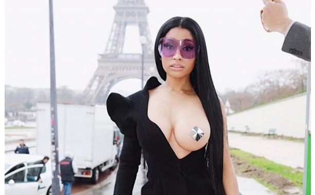Nicki Minaj tek göğsünü açık bıraktı - Resim: 3