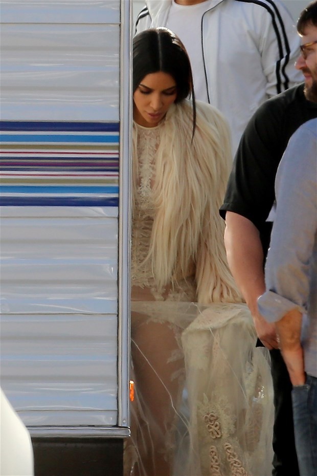 Kim Kardashian'ın giydiği elbise olay oldu! - Resim: 1