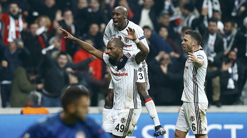 Beşiktaş'ın Lyon ile oynayacağı maç öncesinde taraftarlar sahaya indi - Resim: 1