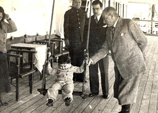 Mustafa Kemal Atatürk'ün çocuklarla fotoğrafları - Resim: 2