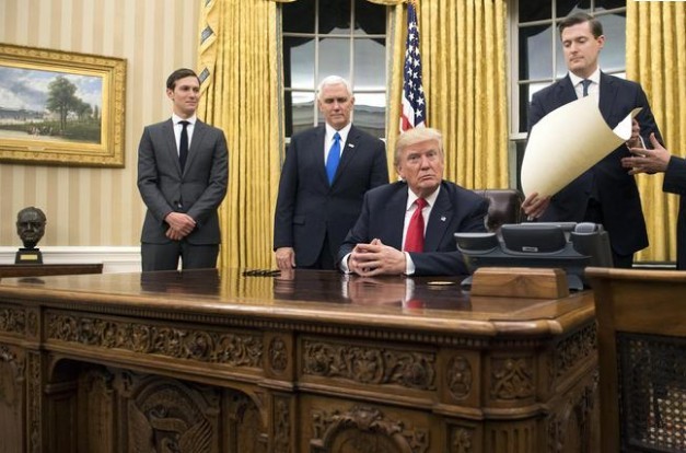 Trump'ın masasındaki kırmızı buton dikkat çekti - Resim: 1