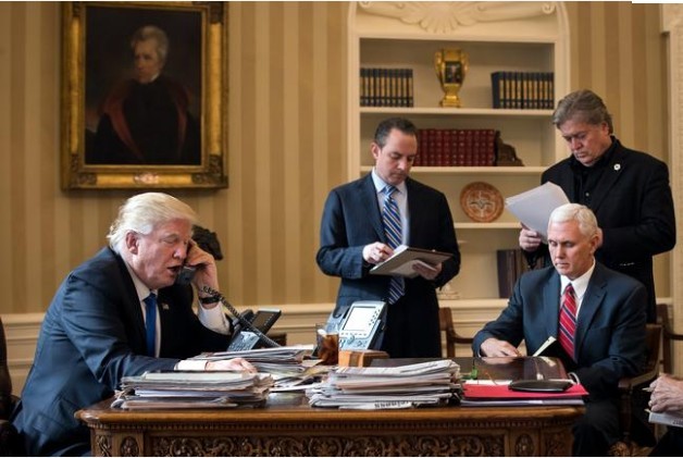 Trump'ın masasındaki kırmızı buton dikkat çekti - Resim: 2