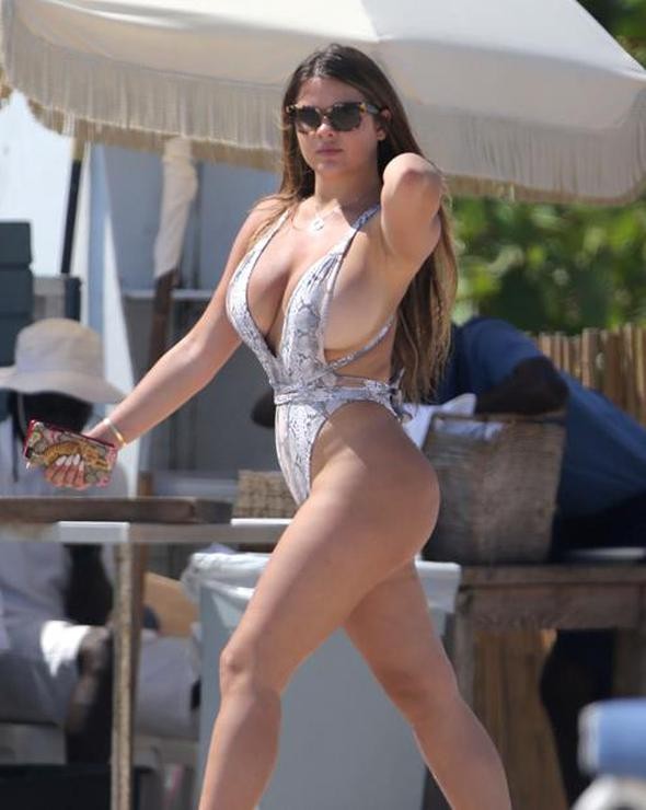 Rusya'nın Kim Kardashian'ı Anastasia Kvitko'dan plaj kareleri - Resim: 2