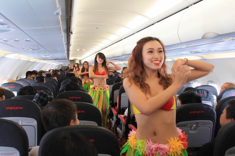 Vietnam'daki Havayoluna tomarla para kazandıran bikinili hostes ekibi - Resim: 1