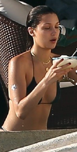 Bella Hadid tatilde bikinisiyle yakalanırsa - Resim: 1