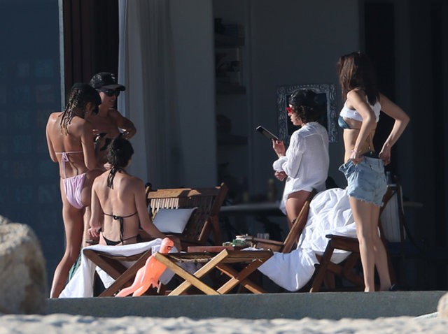 Bella Hadid bikinisiyle plajları kavurdu - Resim: 1