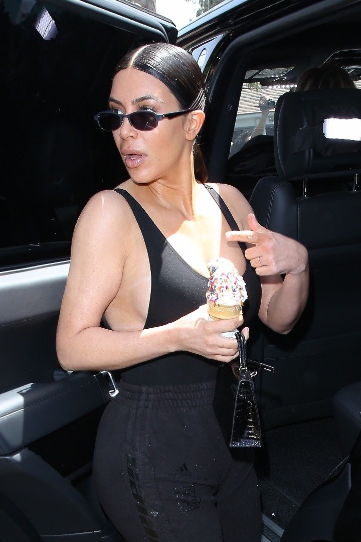 Kim Kardashian'ın göğüsleri taştı - Resim: 1