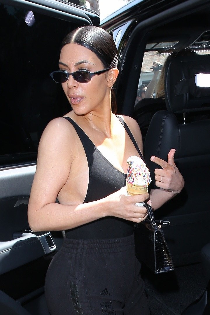 Kim Kardashian'ın göğüsleri taştı - Resim: 3