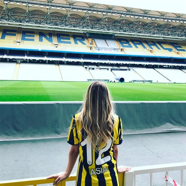 Fenerbahçe formasıyla İstanbul'u gezen seksi manken: Asia Maione Cozzolino - Resim: 1
