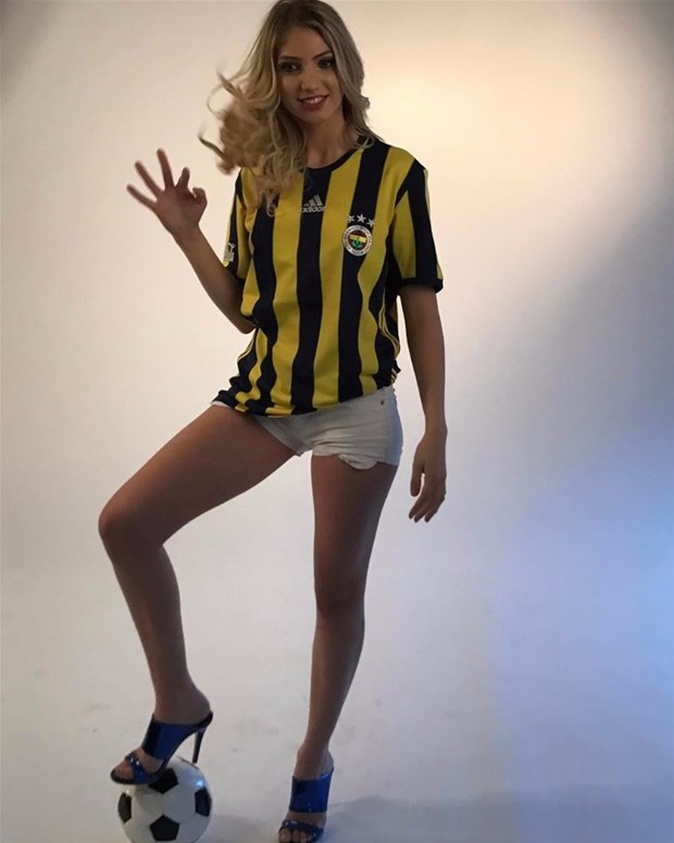 Fenerbahçe formasıyla İstanbul'u gezen seksi manken: Asia Maione Cozzolino - Resim: 3