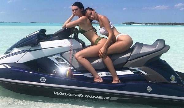 Kendall Jenner ve Bella Hadid'den sosyal medyayı sallayan jet-ski şov - Resim: 1