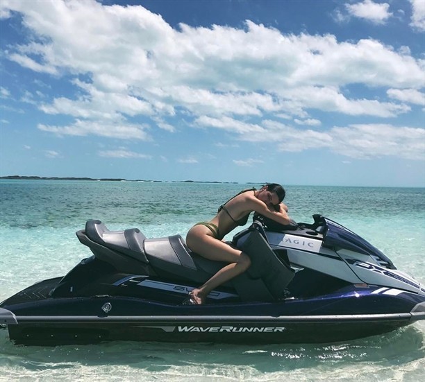 Kendall Jenner ve Bella Hadid'den sosyal medyayı sallayan jet-ski şov - Resim: 2