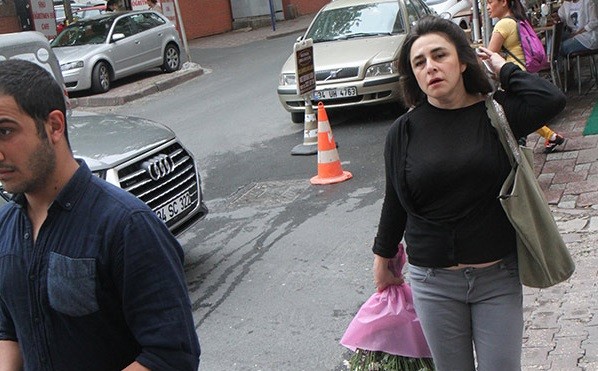Esra Dermancıoğlu genç sevgilisiyle el ele görüntülendi - Resim: 3