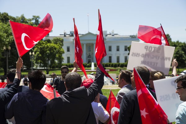 Beyaz Saray'ın önünde Türkiye'ye kin kusan pankartlar - Resim: 1