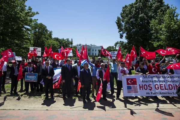 Beyaz Saray'ın önünde Türkiye'ye kin kusan pankartlar - Resim: 2