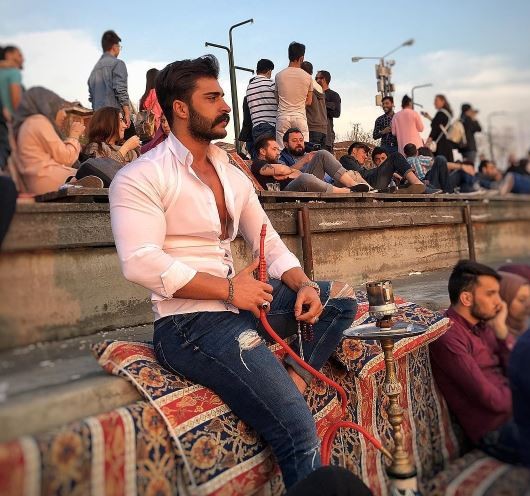 Türk delikanlı erkeğin yeni trendi: Tesbih, dar gömlek, bilek üstü dar pantolon modası - Resim: 4