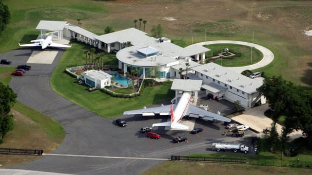 Travolta evinin bahçesine uçağını park ediyor - Resim: 1