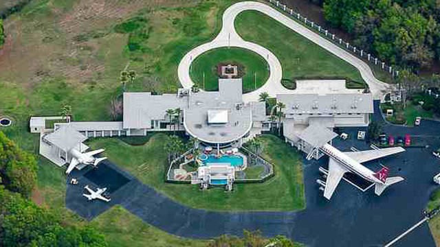 Travolta evinin bahçesine uçağını park ediyor - Resim: 4