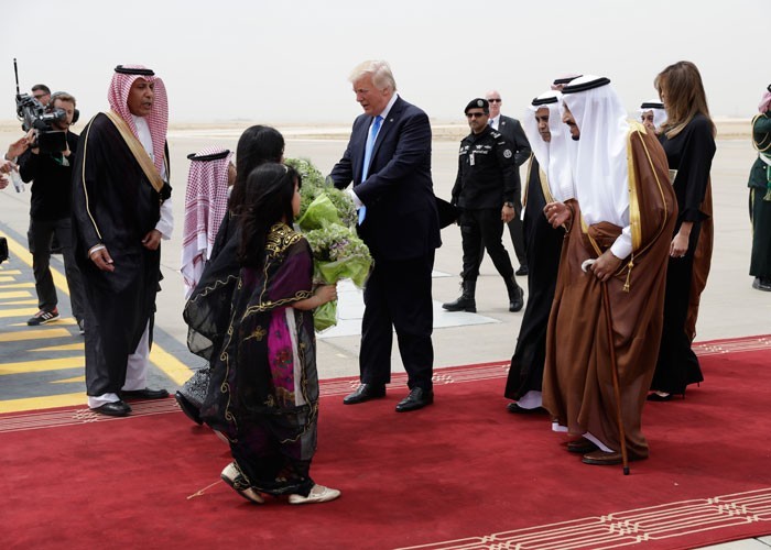 Melania Trump'ın Suudi Arabistan'da giydiği kıyafet olay oldu - Resim: 4