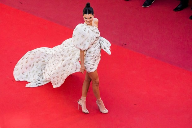 Kendall Jenner cesur elbisesiyle Cannes galasında - Resim: 1