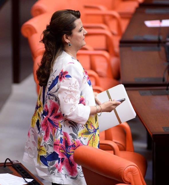 Kadın Vekiller Meclis’in kasvetli havasını değiştirdi - Resim: 3