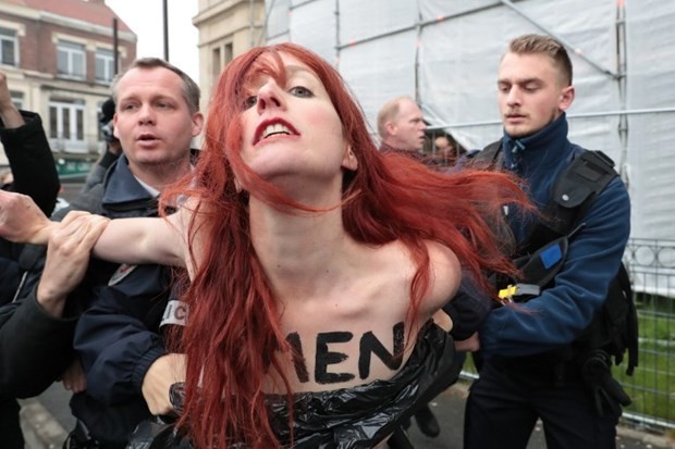 FEMEN kadınlarından Marine Le Pen protestosu! - Resim: 1
