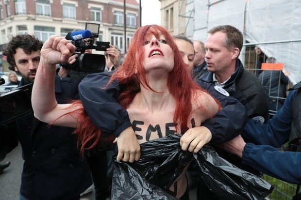 FEMEN kadınlarından Marine Le Pen protestosu! - Resim: 4