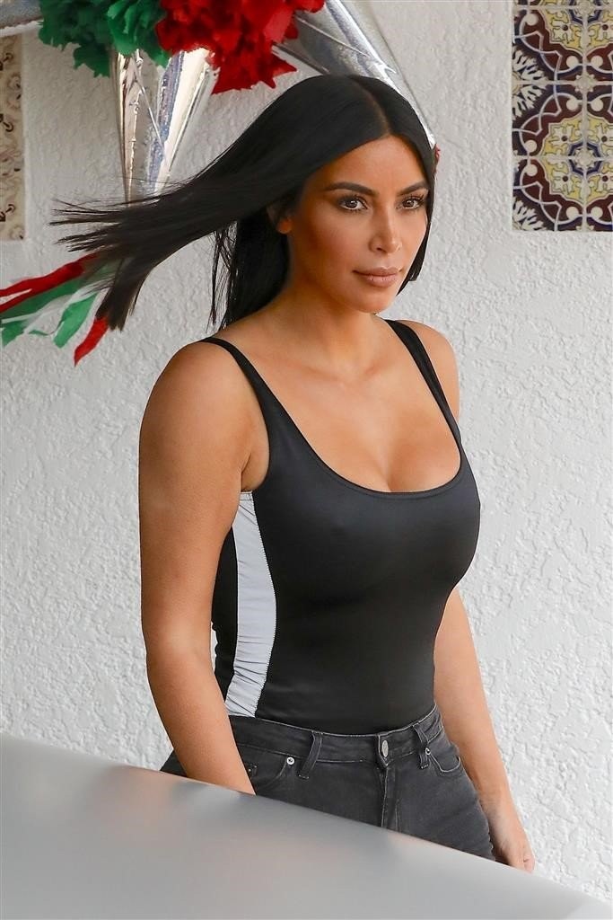 Kim Kardashian ve Kourtney Kardashian sütyen giymeyince çekimler gecikti - Resim: 1