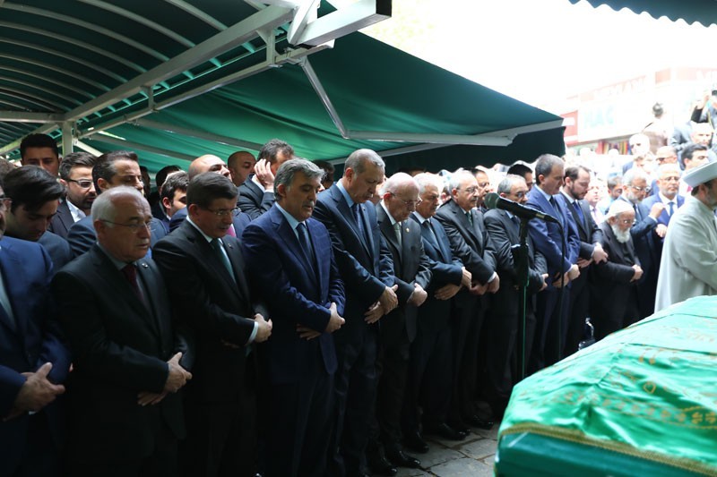 Cenazeye damga vuran anlar: Gül ağladı, Erdoğan ağladı - Resim: 1