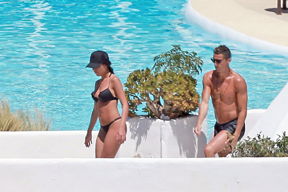Ronaldo'nun sevgilisi Georgina Rodriguez cesur bikinisiyle plajları kavurdu - Resim: 1