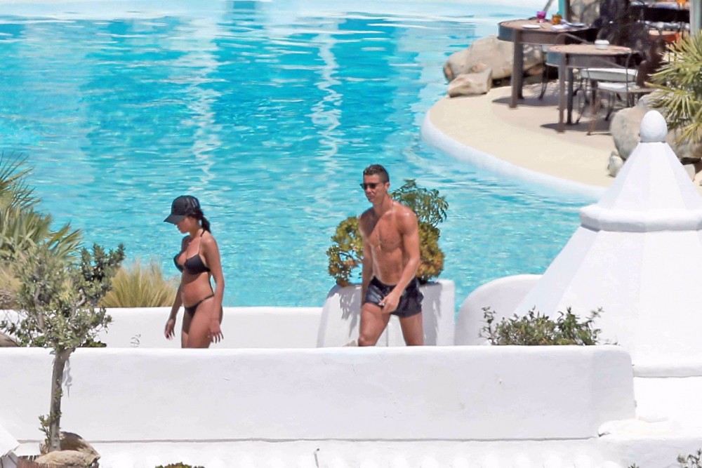 Ronaldo'nun sevgilisi Georgina Rodriguez cesur bikinisiyle plajları kavurdu - Resim: 2