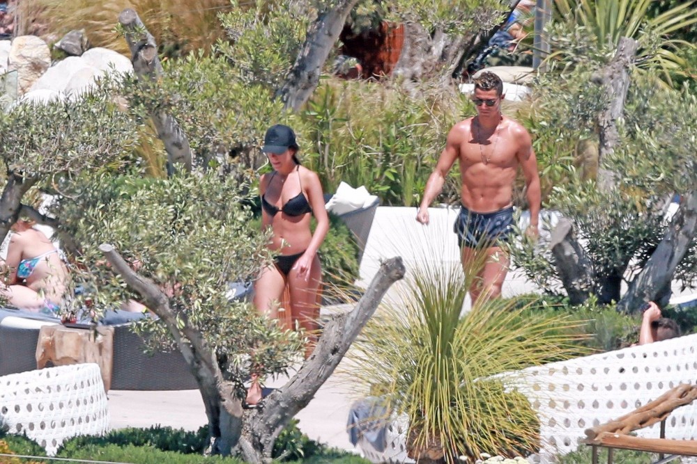 Ronaldo'nun sevgilisi Georgina Rodriguez cesur bikinisiyle plajları kavurdu - Resim: 4