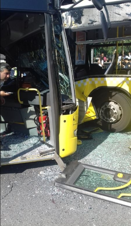İki metrobüs kafa kafaya çarpıştı: Çok sayıda yaralı var - Resim: 1