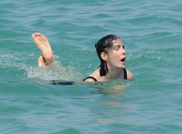 Tuğba Özerk Çeşme'de yüzerken objektife takıldı - Resim: 3