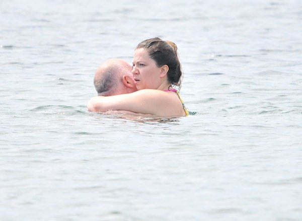 Güven Kıraç denizde eşini öpücüklere boğdu - Resim: 2
