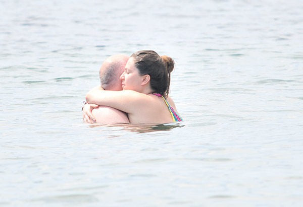Güven Kıraç denizde eşini öpücüklere boğdu - Resim: 4