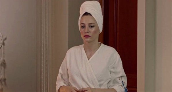 Fi dizisinde güldüren çekim hatası: Serenay Sarıkaya duştan makyajlı çıktı - Resim: 1