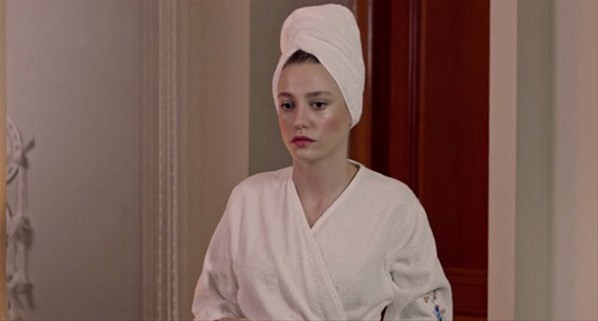 Fi dizisinde güldüren çekim hatası: Serenay Sarıkaya duştan makyajlı çıktı - Resim: 2