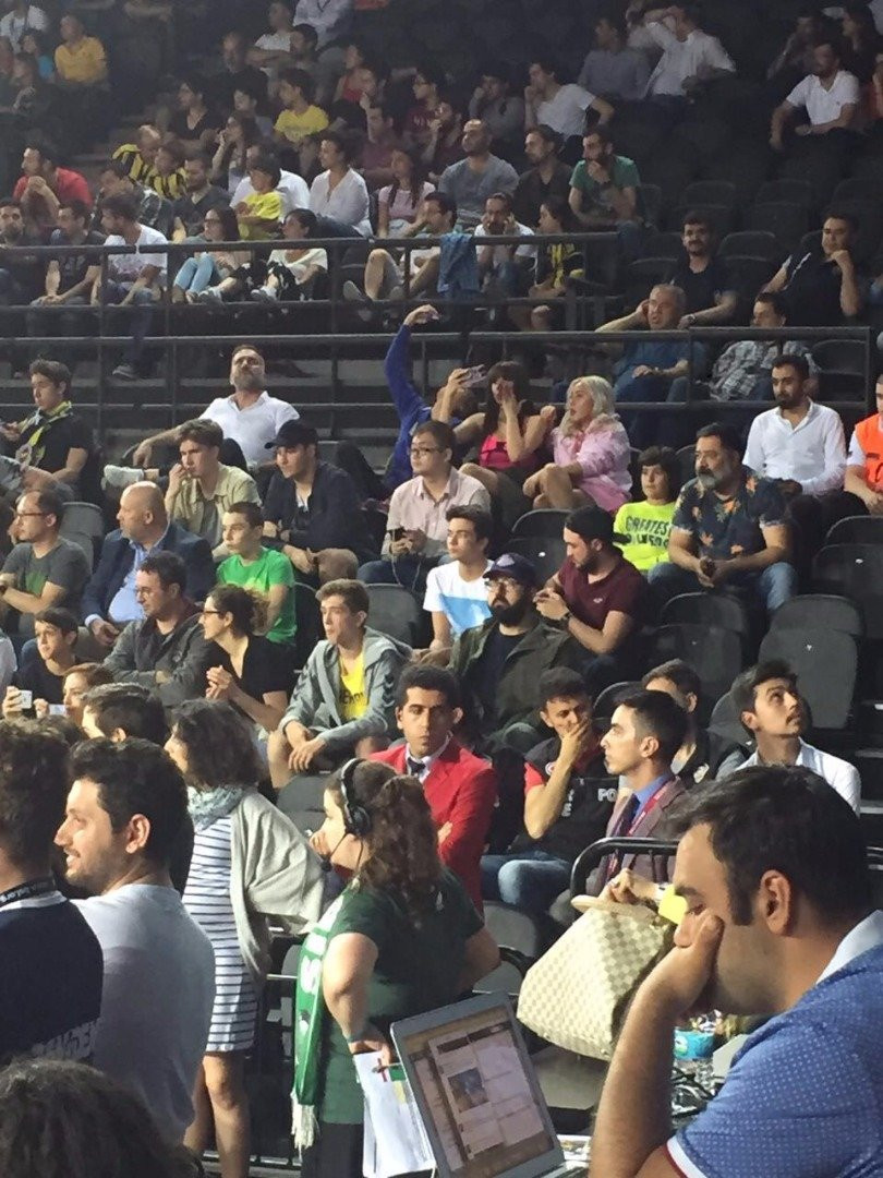 Bahar-Nihal Candan kardeşler Darüşşafaka Doğuş-Fenerbahçe maçına gitti - Resim: 2