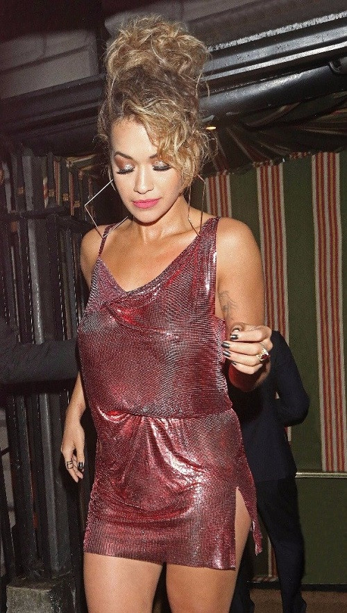 Rita Ora'nın sütyensiz haline bakan bir daha baktı - Resim: 2